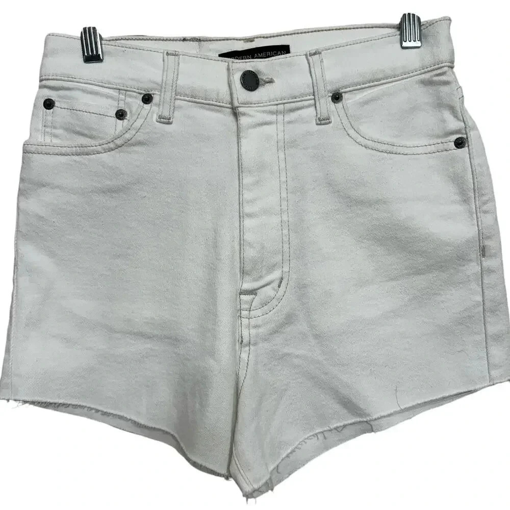 Modern American women’s NWT’s east Side white cut off jeans shorts. Size 26